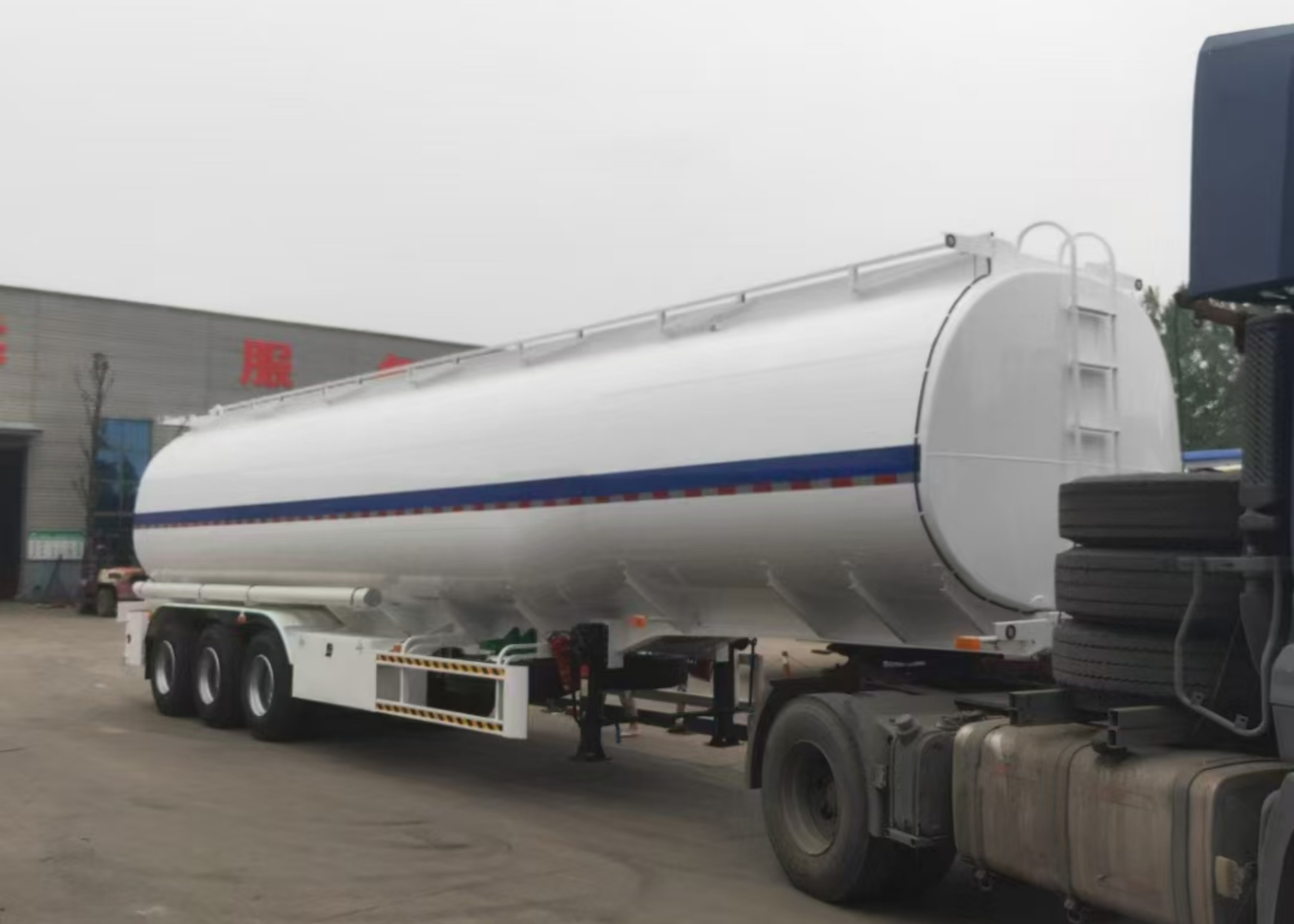 Fuel tank trailer Fuel tank trailer